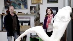 Nacho Costa y Rosana Calvo, en su tienda-taller de Noia.