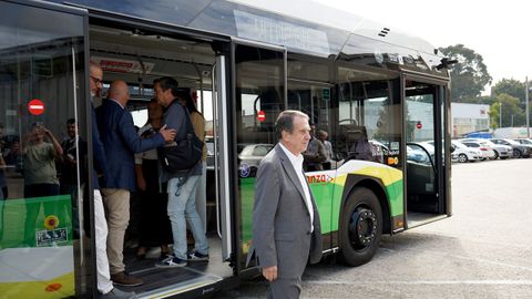 Caballero durante la presentación de los nuevos buses híbridos