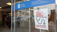 Cartel anunciando la huelga de mdicos en la puerta del CHUO.