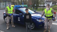 �lex, con agentes de la Polic�a Naval, a los que entreg� un total de quince m�scaras de protecci�n facial fabricadas por �l mismo