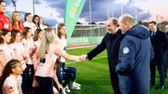 El presidente de Iberdrola, Ignacio Galn, saluda a las jugadoras de la seleccin espaola.