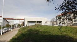 El centro est� situado entre la escuela infantil de Fonti�as y un espacio sin construcci�n. 