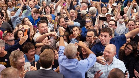 Obama, de espaldas, el jueves saludando a sus seguidores en Pittsburgh.