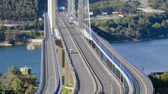 Aspecto que presentaba este martes por la tarde el puente de Rande, el tramo con mayor densidad de tr�fico de la AP-9