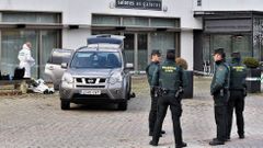 Agentes de la Guardia Civil acordonaron el escenario del suceso en la ma�ana de hoy 