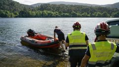 GES del Ribeiro y miembros de Proteccin Civil buscaron en el ro Mio a bordo de lanchas zdiac.