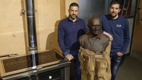 Los hermanos Garc�a Souto, en las instalaciones de la fundici�n en Seira con el busto en bronce de su t�o Eloy, ya fallecido