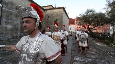 La Irmandade do Cristo da Misericordia sac en procesin las imgenes del Ecce Homo y las vrgenes de la Amargura y la Soledad tras la celebracin de la misa.