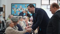 El presidente del Principado, Adri�n Barb�n, durante una visita al asilo del Hospital Espa�ol de M�xico.