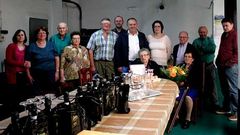 Josefa Velo, de Curros, junto al alcalde, adem�s de los familiares y el p�rroco.