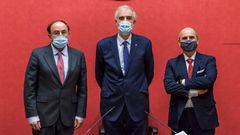 Abel Veiga, a la izquierda, con el rector Julio Mart�nez y el decano saliente �nigo Navarro, en el acto de toma de posesi�n de su nuevo cargo