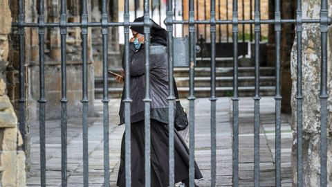 Una religiosa acude a misa en la Catedral de Oviedo