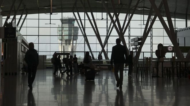 Vista de la zona de salidas de la nueva terminal de Lavacolla, con la torre de control al fondo
