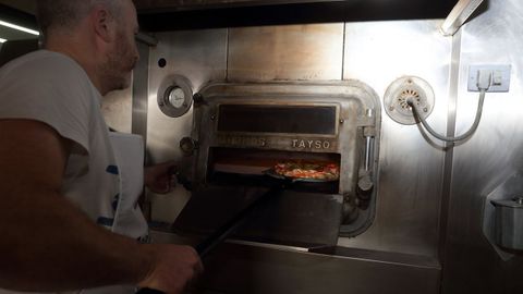 Carlos y Mnica gestionan la panadera-pizzera Rozas de Cospeito