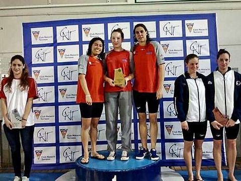 Laura P. Montes, Itziar Aranguren e Iria Garc�a, en lo m�s alto del podio.