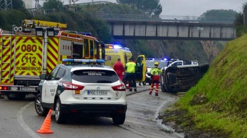 Vehculos de la Guardia Civil y bomberos en el lugar del accidente