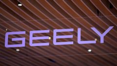 Imagen de archivo del logo de Geely durante la presentaci�n de la empresa en Francia este 2026.