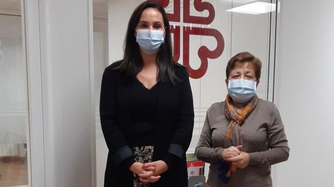 La directora comercial de CaixaBank en Galicia, Marta Albela, y la de Critas A Corua, Pilar Farjas.