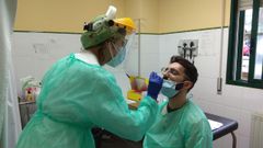 Profesionales del centro de salud de Bueu se sometieron a un cribado voluntario en diciembre