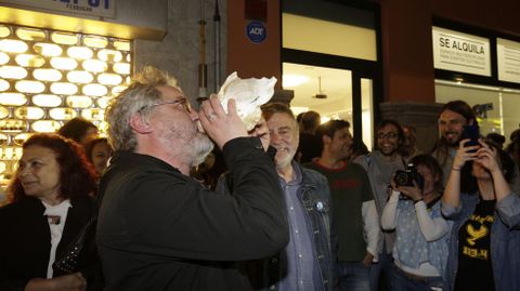 Manolo Rivas celebra el resultado de la Marea en A Corua.