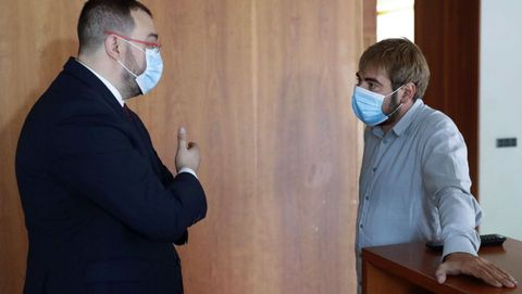 El presidente del Principado, Adri�n Barb�n (i) y el secretario general de Podemos Asturies, Daniel Ripa (d) conversan en los pasillos durante un receso del pleno