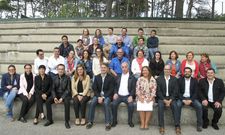 Alumnos, profesores y pol�ticos posaron ayer en la inauguraci�n del curso de A Lanzada. 