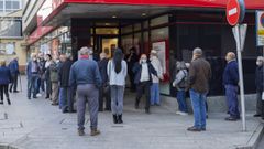 Colas en un banco de Carballo