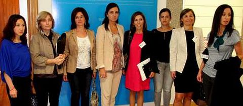 La presidenta del Parlamento, Pilar Rojo, recibi� a la directiva de la asociaci�n Executivas de Galicia.