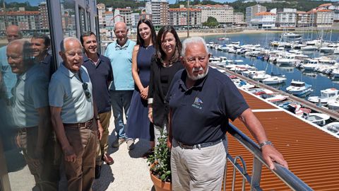 El presidente del N�utico de Ribeira, Jos� Luis Torres (en primer plano), junto con Isabel Ca�as y el resto de los asistentes a la presentaci�n de la regata