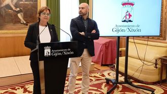 La alcaldesa de Gij�n, Carmen Moriy�n, en rueda de prensa en el Consistorio gijon�s, acompa�ada del edil de Urbanismo, Jes�s Mart�nez Salvador.