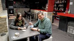 Noem� Rozas y Gustavo Romera son dos de los cuatro socios que est�n detr�s del pub �valon, que se inaugur� el mes pasado en Compostela y abre todos los d�as de la semana entre las 21.00 y las 3.00 horas. �En realidad el cierre est� marcado ahora por las restricciones. Por licencia podemos cerrar m�s tarde�, aclaran.