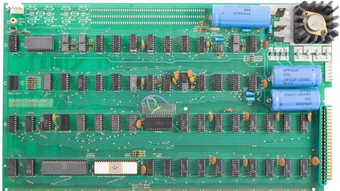 1976. El Apple I era una placa base con 62 chips. El usuario ten�a que poner teclado, pantalla y fuente de alimentaci�n.