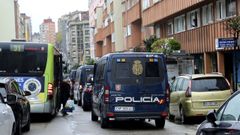Furgones de la Polic�a Nacional en Vigo en una imagen de archivo
