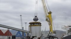 La gr�a que recoge el cereal del barco lo introduce en el circuito cerrado que lo conducir� al almac�n en el puerto exterior de A Coru�a.