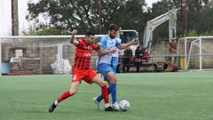 �lvaro Calo pugna por el cuero con un jugador del Ribadeo.
