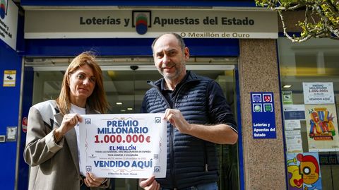 Judith lvarez y Jos Rodrguez muestran el cartel que anuncia el premio