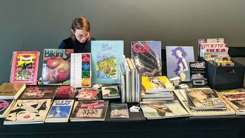 Anta Moure con algunos de sus libros instalados en un puesto de la feria especializada Offprint, celebrada en Pars 