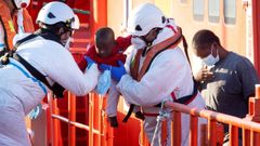 Salvamento mar�timo realizando un salvamento a inmigrantes que viajaban a bordo de una patera este mes de agosto