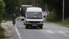 Los colectivos ciclistas denuncian que la carretera vieja a Mar�n carece de arc�n. 