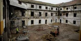 Operarios trabajando este mes en las obras de reforma de la F�brica de Tabacos, que ser� sede judicial en el 2016. 