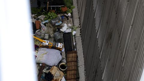 Vecinos del inmueble de al lado denuncian suciedad en su patio interior 