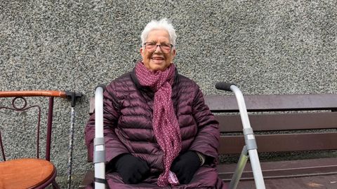 Mar�a del Carmen Seijas, esperando en un banco para poder volver a su piso una vez los bomberos finalicen la intervenci�n en el edificio de la calle Monasterio de Sobrado