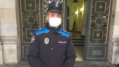  Carlos V�zquez Prego, polic�a que intervino en la reanimaci�n de la mujer