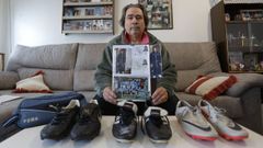 Recuerdos. Gabriel Reclusa guarda en su casa de Santiago las botas que utilizaba su hijo, que jug� en varios equipos de la capital gallega. Tambi�n tiene en casa los t�tulos que lleg� a alzar, as� como im�genes de Fernando cuando militaba en el Santiago de Compostela
