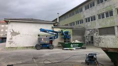 Obreros y m�quinas tomaron ya el recinto educativo del Praia Xard�n boirense
