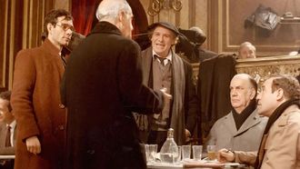 Cela, nun pequeno papel na escena de caf� do filme �La colmena�.