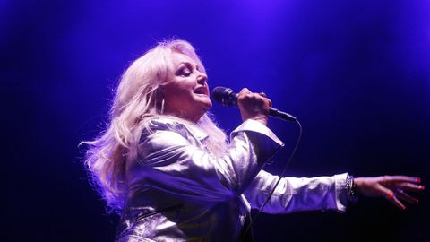 Bonnie Tyler pis� Vilanova de Arousa en el 2019 para actuar en el Vilablues Fest