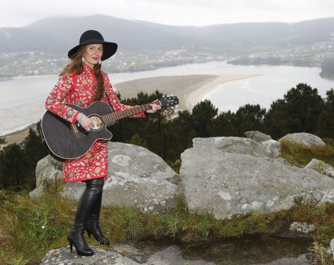 <span lang= gl >Silvia Losada Crende, no alto do Monte Branco e con Cabana ao fondo, na compaa da sa guitarra. </span>