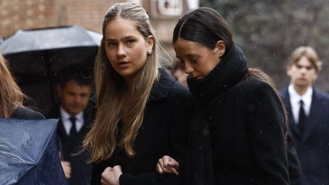 Irene Urdangar�n (i) y Victoria de Marichalar a su llegada a la catedral ortodoxa griega de San Andr�s y San Demetrio de Madrid donde este s�bado se celebrar� un responso en memoria de la princesa Irene de Grecia, fallecida el jueves en Madrid a los 83 a�os.