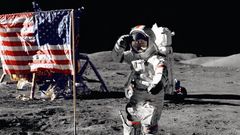 Fotografa tomada desde el interior de la nave espacial por el astronauta Harrison H. Schmitt el 13 de diciembre de 1972 donde aparece el comandante de la misin de aterrizaje lunar del Apolo 17, el astronauta Eugene A. Cernan